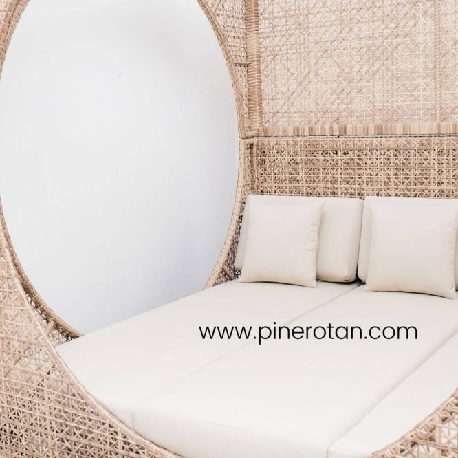 Daybed Kolam Renang