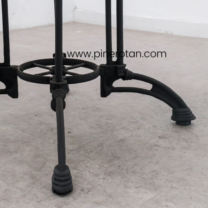 Meja Makan Kayu Jati Solid Vintage Cafe Resto Kapasitas 4 Kursi Modern / Harley Polos Dining Table