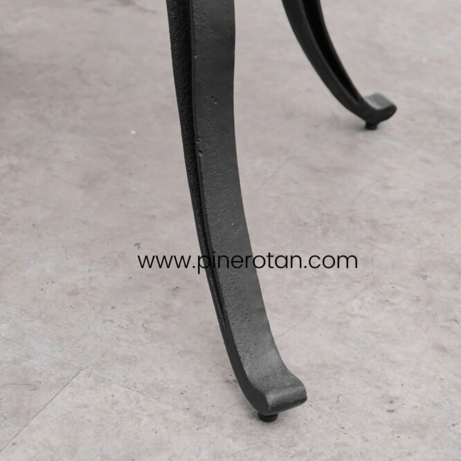 Meja Bundar Kafe Industrial - Jangkar Dining Table