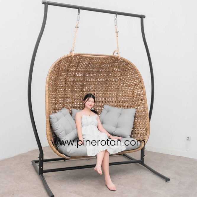Ayunan Rotan Sintetis Premium Gantung Jumbo 2 Orang Dengan Cushion / Flaminggo Hanging Chair.