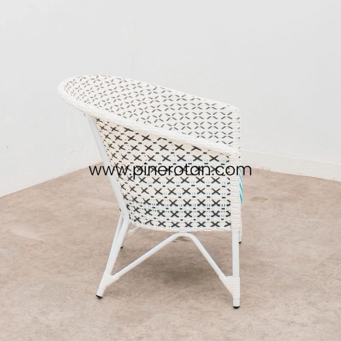 Kursi Outdoor Santai Rotan Sintetis Premium Dengan Cushion Warna Putih / Kingstone Lazy Chair.