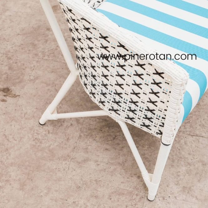 Kursi Outdoor Santai Rotan Sintetis Premium Dengan Cushion Warna Putih / Kingstone Lazy Chair.