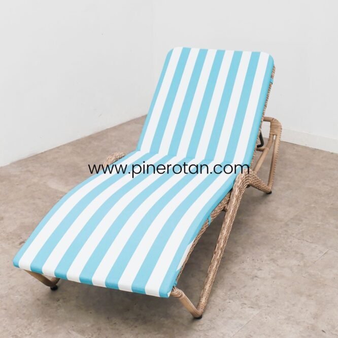 Kursi Kolam Renang Pantai + Meja Rotan Sintetis Dengan Cushion / Romeo SunBed With Fema Side Table - Seashell