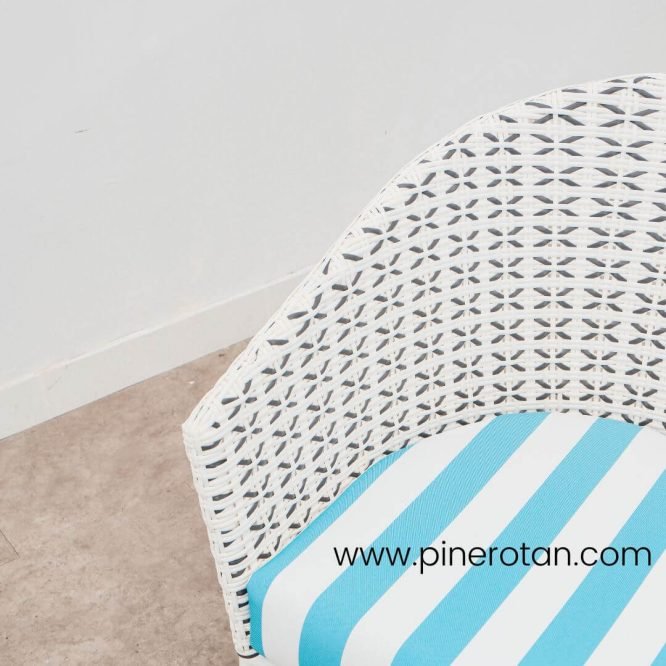 Kursi Outdoor Santai Rotan Sintetis Premium Dengan Cushion Warna Putih / Kingstone Lazy Chair.