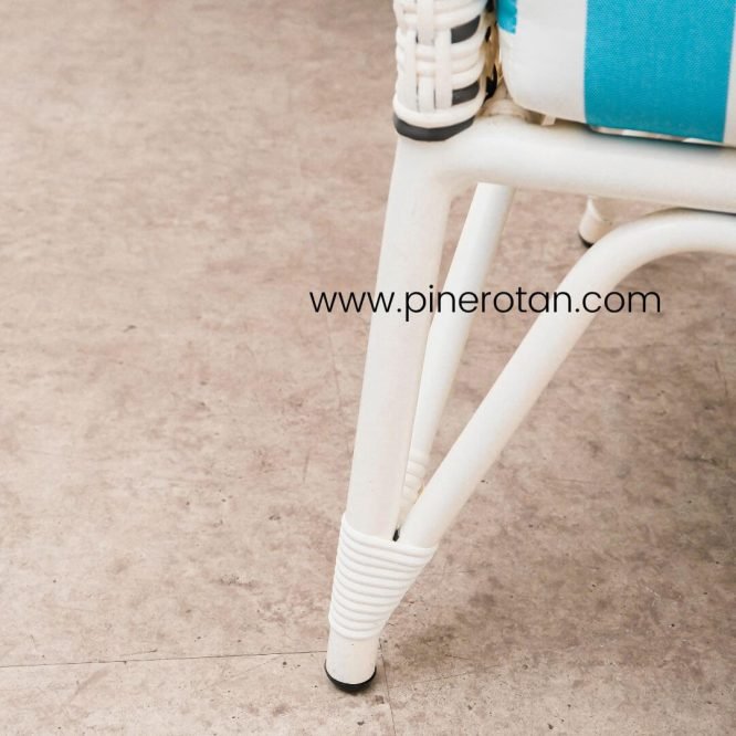 Kursi Outdoor Santai Rotan Sintetis Premium Dengan Cushion Warna Putih / Kingstone Lazy Chair.