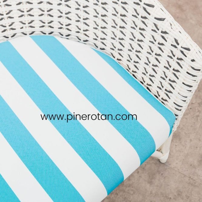 Kursi Outdoor Santai Rotan Sintetis Premium Dengan Cushion Warna Putih / Kingstone Lazy Chair.