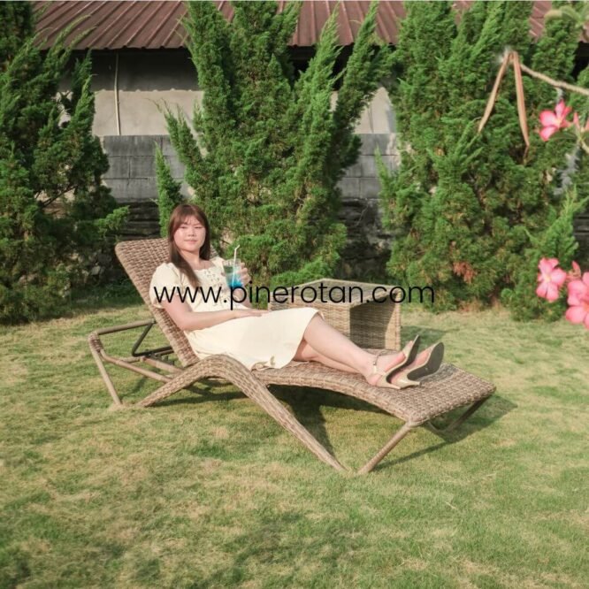Kursi Kolam Renang Pantai + Meja Rotan Sintetis Dengan Cushion / Romeo SunBed With Fema Side Table - Seashell