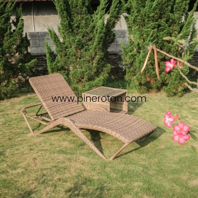 Kursi Kolam Renang Pantai + Meja Rotan Sintetis Dengan Cushion / Romeo SunBed With Fema Side Table - Seashell