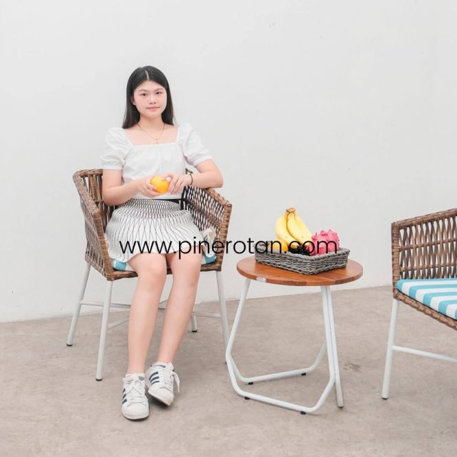 Teras Set Rotan Sintetis Premium + Cushion Dengan Meja Kayu Bulat / Salute Terrace Set - Milan II Side Table - Red pine