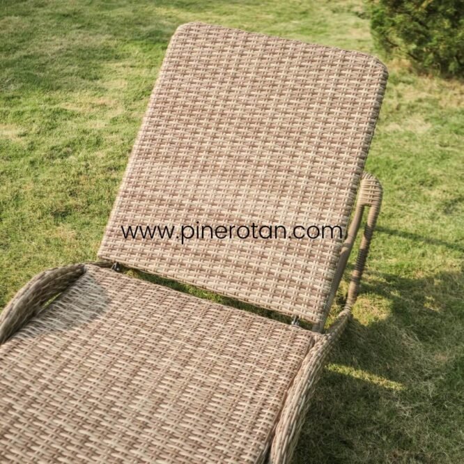 Kursi Kolam Renang Pantai + Meja Rotan Sintetis Dengan Cushion / Romeo SunBed With Fema Side Table - Seashell