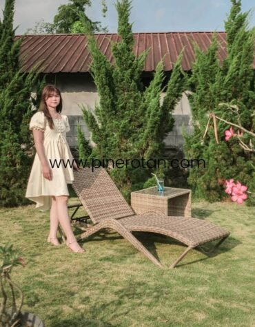 Kursi Kolam Renang Pantai + Meja Rotan Sintetis Dengan Cushion / Romeo SunBed With Fema Side Table - Seashell