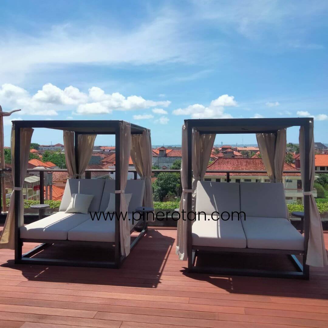 Bale-bale outdoor rotan sintetis - Four Point Hotel Kuta