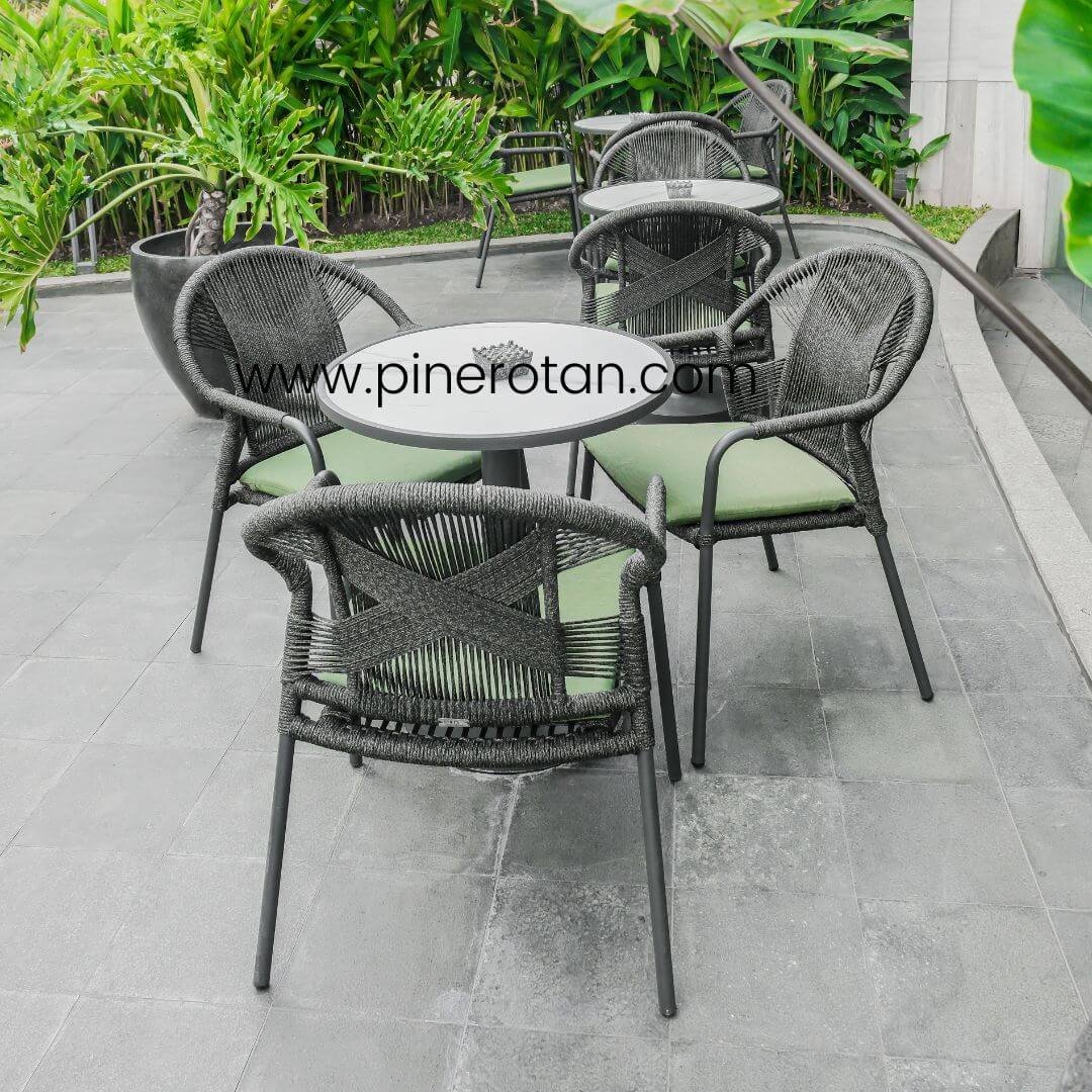 set meja makan rotan - marriott hotel yogyakarta