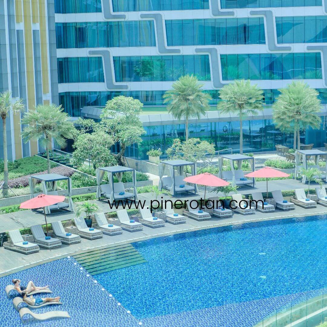 Sunbed Kursi Panjang Kolam
