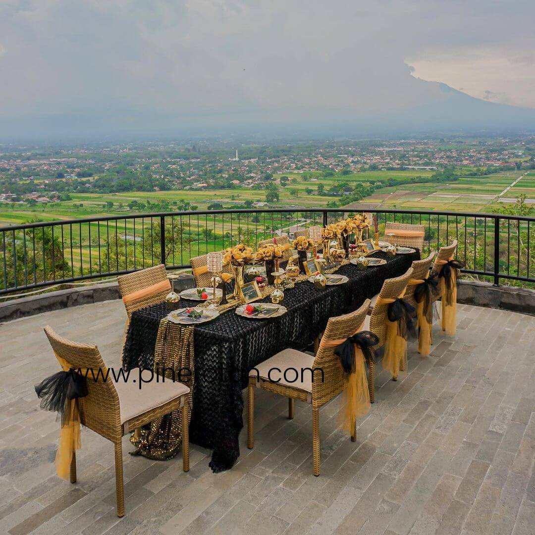 meja makan rotan sintetis - hotel amarantha prambanan