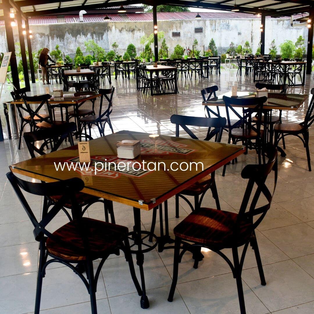 meja makan solid vintage - Talun Eatery Yogyakarta