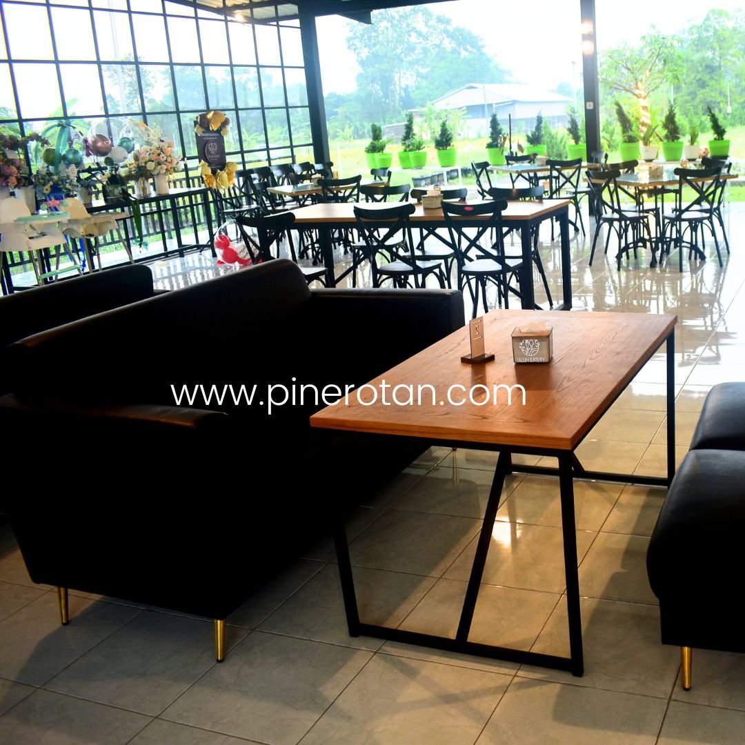 meja makan kayu vintage - Talun Eatery Yogyakarta