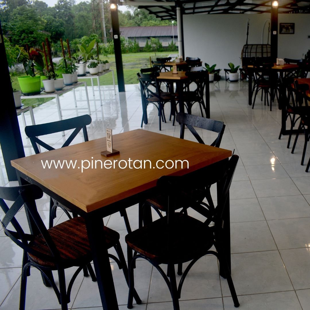 meja makan kayu vintage - Talun Eatery Yogyakarta