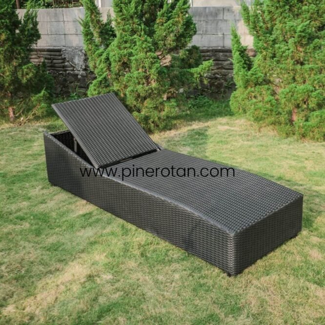 Kursi Santai Sintetis Rotan- Nessan Sun Lounger