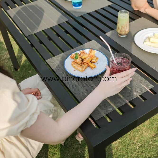 Meja Makan Outdoor Hitam